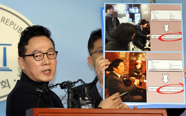정봉주 전 의원이 12일 국회 정론관에서 성추문 의혹 반박 기자회견을 하고 있다. /뉴시스