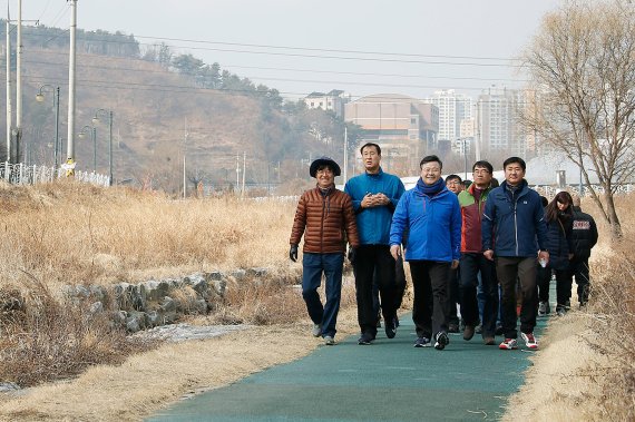 두발로 이미지