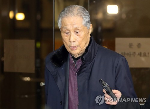 소환 조사 받은 이상은 다스 회장 (서울=연합뉴스) 최재구 기자 = 이명박 전 대통령의 다스 실소유 등 비위 의혹과 관련해 큰형인 이상은 다스 회장이 1일 검찰에 출석해 조사를 받고 늦은 밤 귀가하고 있다. 2018.3.1      jjaeck9@yna.co.kr