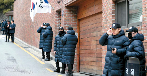 이명박 전 대통령의 검찰 출석을 하루 앞둔 13일 오전 서울 강남구 논현동 이 전 대통령 자택 앞. 경찰이 삼엄한 경비 태세를 유지하고 있는 가운데 자택 앞은 긴장감이 돌고 있다.  [한주형 기자]