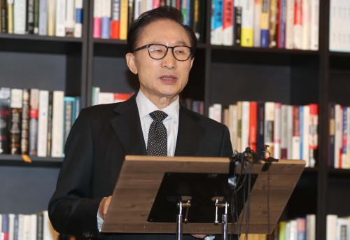 이명박 전 대통령이 지난 1월 17일 서울 강남구 삼성동 사무실에서 기자회견을 갖고 검찰수사와 관련해 입장을 밝히고 있다. 뉴시스