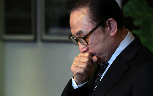 검찰이 14일 오전 피의자로 소환한 이명박 전 대통령이 지난달 17일 오후 강남구 삼성동 사무실에서 검찰의 특수활동비수사와 관련한 입장을 밝히던 중 기침을 하고 있다. /연합뉴스
