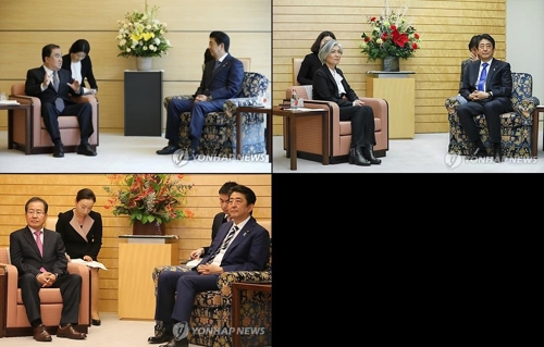 (왼쪽 위부터 시계방향 순서) 문희상 문재인대통령 특보, 강경화 외교부장관, 홍준표 자유한국당 대표가 작년 일본 총리 공관에서 아베 신조(安倍晋三) 일본 총리를 만날 당시의 사진들. 아베 총리가 앉은 의자가 한국측 인사들이 앉은 의자보다 낮다. [연합뉴스, EPA 사진 자료]