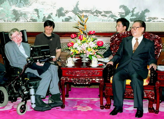중국의 장쩌민 주석이 2002 년 8 월 19 일 베이징에서 물리학 자 스티븐 호킹 (Stephen Hawking)과 만나고 있다.[신화=연합뉴스]
