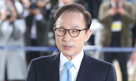 ì´ëªë° ì&nbsp; ëíµë&nbsp;¹ì´ 14ì¼ ì¤ì&nbsp; ìì¸ì¤ìì§ê²ì ì¶ëíë©° ëêµ­ë¯¼ ë©ìì§ë¥¼ ë§íê³&nbsp; ìë¤. ë´ìì¤