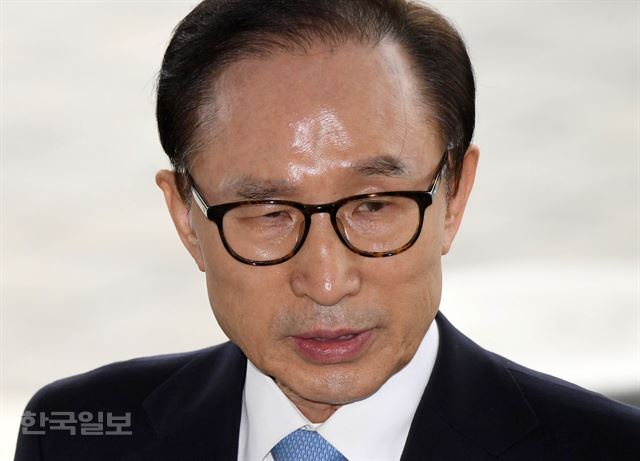 이명박 전 대통령이 14일 오전 서울 서초구 서울중앙지검에 피의자 신분으로 출석, 대국민 메시지를 발표하고 있다. 서재훈기자 spring@hankookilbo.com