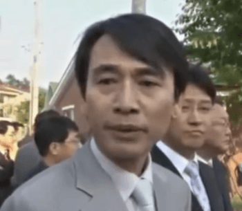 노무현 전 대통령 검찰 출두 후 언론과 인터뷰하는 유시민 작가 모습. [사진 온라인 커뮤니티]