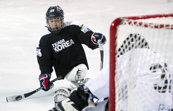 4일 오후 인천 선학국제빙상경기장에서 열린 훈련에서 아이스하키 패럴림픽 대표팀 이지훈이 슛을 하고 있다. [연합뉴스]