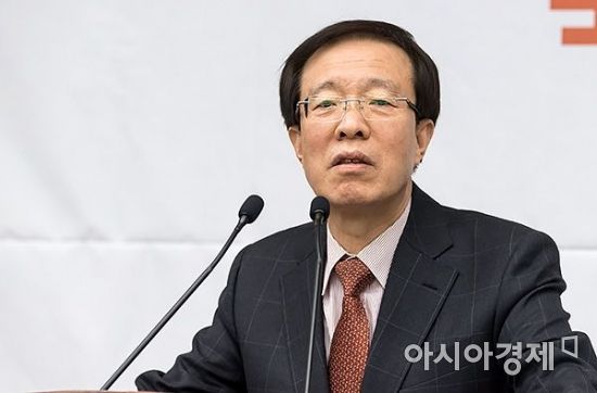 이석연 전 법제처장이 22일 국회에서 열린 자유한국당 개헌 의원총회에서 강연을 하고 있다./윤동주 기자 doso7@