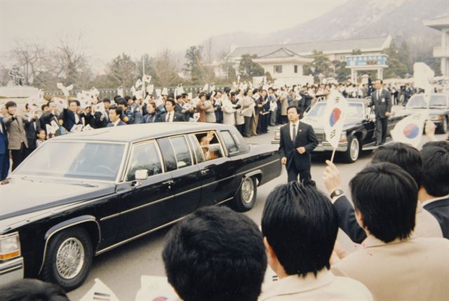 1988년 2월 25일 노태우 전 대통령이 탄 승용차가 취임식장으로 향하고 있다. 한국일보 자료사진