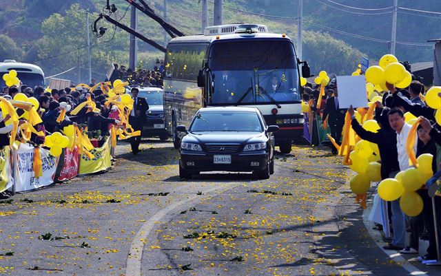2009년 4월 30일 노 전 대통령을 태운 대형버스가 지지자들의 노란 풍선 환송을 받으며 경남 김해 봉하마을을 빠져나가고 있다. 한국일보 자료사진