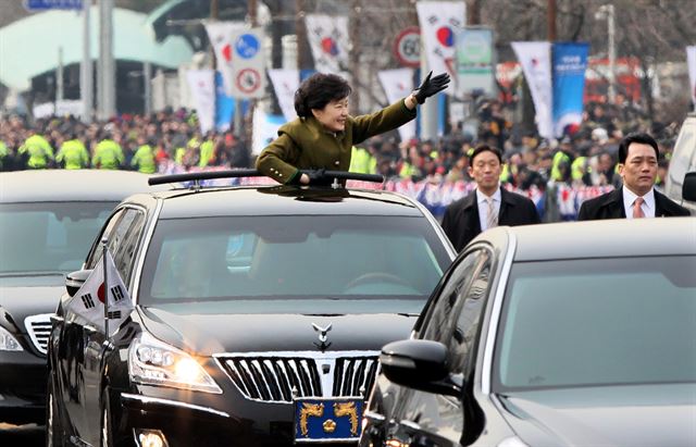 박근혜 전 대통령이 2013년 2월 25일 서울 여의도 국회의사당에서 열린 취임식을 마친 후 카퍼레이드를 벌이며 청와대로 향하고 있다. 한국일보 자료사진
