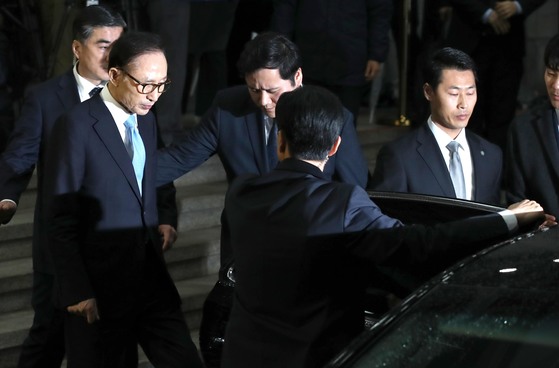 지난 15일 오전 약 20시간에 걸친 검찰 조사를 받은 뒤 귀가하는 이명박 전 대통령. [연합뉴스]
