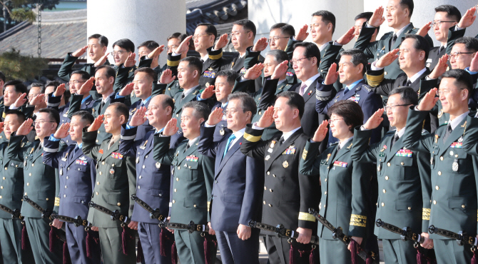 사단장님께서 입장하고 계십니다. 사단장님께 대하여 경례~!!! | 인스티즈