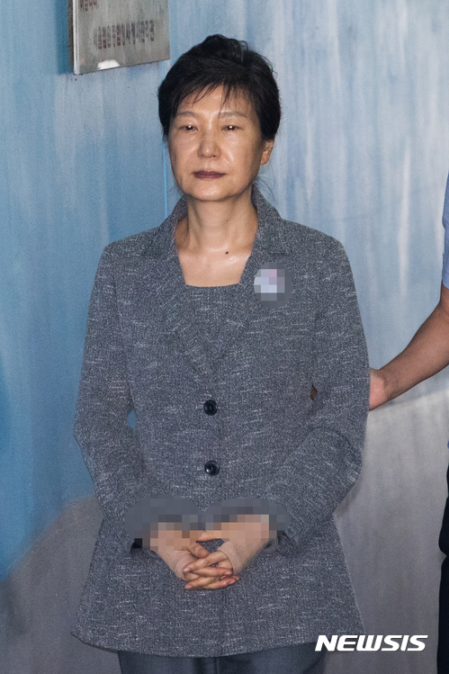 【서울=뉴시스】박진희 기자 = 박근혜 전 대통령이 지난해 8월 서울 서초구 서울중앙지법 구치감 입구로 들어가고 있다. 2017.08.25. photo@newsis.com