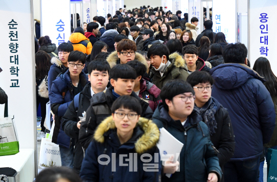 지난해 12월 13일 오전 서울 강남구 삼성동 코엑스에서 열린 ‘2018학년도 정시 대학입학정보박람회’를 찾은 학부모와 수험생들이 상담을 받고 있다.(사진=이데일리DB)