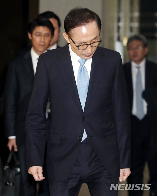 【서울=뉴시스】박주성 기자 = 뇌물수수와 직권남용, 대통령기록물관리법 위반, 횡령·배임 등의 혐의를 받고 있는 이명박 전 대통령이 15일 오전 피의자 조사를 마치고 서울 서초구 서울중앙지검을 나서고 있다. 2018.03.15.  photo@newsis.com