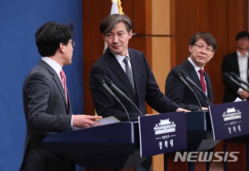 【서울=뉴시스】전신 기자 = 조국 민정수석과 진성준 정무기획비서관이 20일 청와대 춘추관 대브리핑룸에서 문재인 대통령이 발의할 개헌안 관련 질문에 대화하고 있다. 2018.03.20.  photo1006@newsis.com
