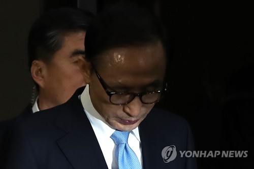 [MB소환] 21시간 만에 귀가하는 mb  (서울=연합뉴스) 임헌정 기자 = 검찰 조사를 마친 이명박 전 대통령이 15일 오전 서초동 서울중앙지검을 나서고 있다. 2018.3.15  kane@yna.co.kr  (끝)