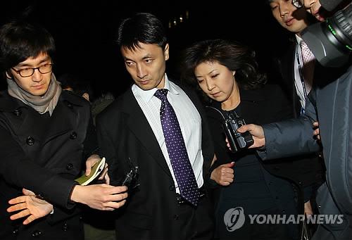 ê¹ê²½ì¤ì¨ ëë ìë¦¬ì¹´ ê¹ì¨ê° 2011ë 3ì 9ì¼ ìì¸ì¤ìì§ê²ìì ì¡°ì¬ë¥¼ ë§ì¹ í ê·ê°íê³&nbsp; ìë¤. [ì°í©ë´ì¤ ìë£ì¬ì§]