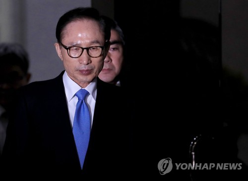 [MB소환] 피곤한 기색의 MB (서울=연합뉴스) 임헌정 기자 = 검찰 조사를 마친 이명박 전 대통령이 15일 오전 서초동 서울중앙지검에서 나와 귀가하고 있다. 2018.3.15      kane@yna.co.kr