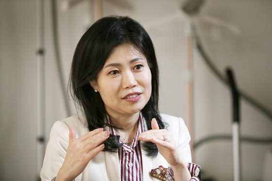 국내 최초로 바닥형 스팀청소기를 개발한 한경희 대표는 19일 기업회생 졸업 하루 전 중앙일보와의 인터뷰에서 ’무리하게 확장했던 사업분야를 줄이고 홈쇼핑 대신 방문판매를 도입하겠다“고 밝혔다. [오종택 기자]