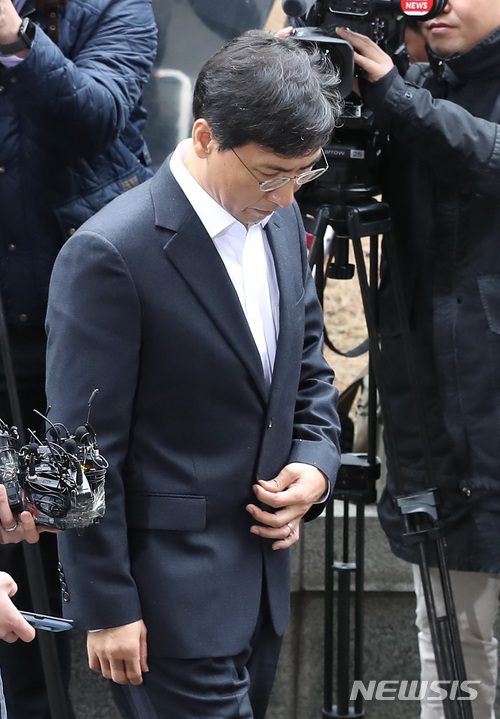 【서울=뉴시스】이영환 기자 = 성폭행 의혹을 받고 있는 안희정 전 충남지사가 지난 9일 자진출석에 이어 검찰조사를 받기 위해 19일 오전 서울 마포구 서울서부지검으로 출석하고 있다.안희정 전 충남지사는 자신의 수행비서였던 김지은씨와 더좋은민주주의연구소(더연) 직원 A씨를 성폭행·성추행한 혐의를 받고 있다. 2018.03.19.  20hwan@newsis.com