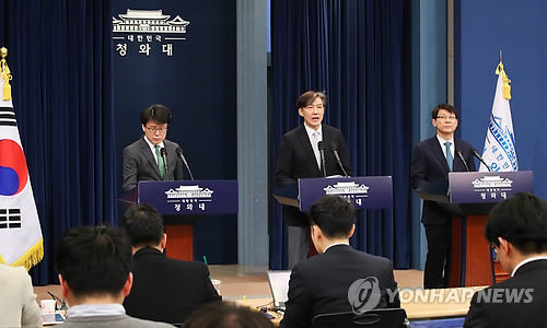 조국, 대통령 헌법 개정안 '지방분권·경제부분' 브리핑 (서울=연합뉴스) 황광모 기자 = 청와대 조국 민정수석(가운데)이 21일 오전 춘추관 대브리핑실에서 문재인 대통령이 발의할 개헌안 중 '지방분권'과 '경제부분' 브리핑을 하고 있다. 왼쪽부터 진성준 정무기획비서관, 조국 민정수석, 김형연 법무 비서관.       hkmpooh@yna.co.kr