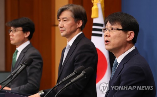 질문에 답하는 김형연 청와대 법무 비서관 (서울=연합뉴스) 황광모 기자 = 청와대 김형연 법무 비서관(오른쪽)이 21일 오전 춘추관 대브리핑실에서 문재인 대통령이 발의할 개헌안 중 '지방분권'과  '경제부분'을 설명하고 있다. 왼쪽부터 진성준 정무기획비서관, 조국 정무수석, 김 비서관.       hkmpooh@yna.co.kr