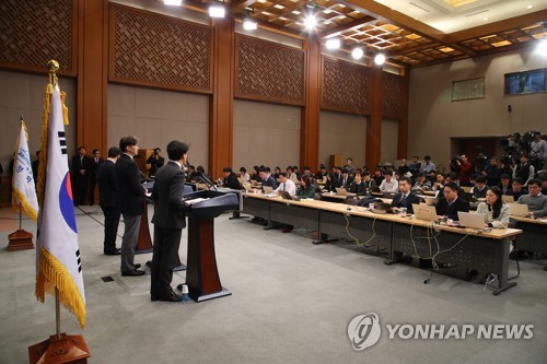 청와대 이틀째 대통령 개헌안 설명 (서울=연합뉴스) 황광모 기자 = 청와대 조국 민정수석(가운데)이 21일 오전 춘추관 대브리핑실에서 문재인 대통령이 발의할 개헌안 중 '지방분권'과  '경제부분'을 설명하고 있다. 오른쪽부터 진성준 정무기획비서관, 조 수석, 김형연 법무 비서관.       hkmpooh@yna.co.kr