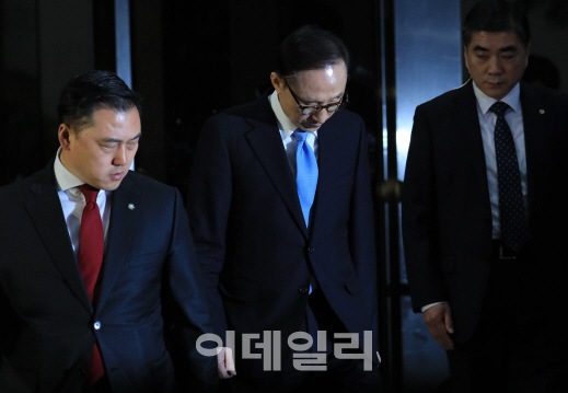 [이데일리 노진환 기자] 뇌물수수·횡령·조세포탈 등의 혐의로 검찰 조사를 받은 이명박 전 대통령이 지난 15일 오전 서울 서초동 서울중앙지방검찰청을 나서고 있다.