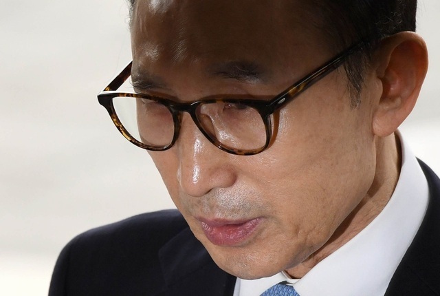 뇌물수수·횡령·조세포탈 등 혐의를 받는 이명박 전 대통령이 지난 14일 오전 서울 서초구 서울중앙지검에 피의자 신분으로 출석하고 있다. 사진공동취재단