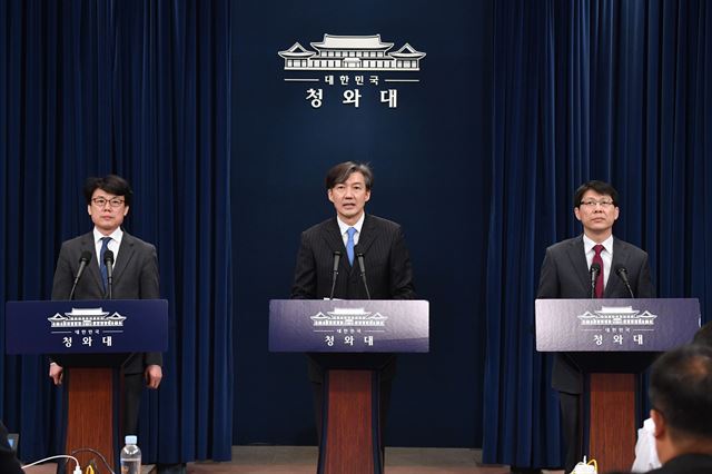 조국 청와대 민정수석(가운데)이 22일 청와대 춘추관에서 대통령 발의 개헌안 3차 발표를 하고 있다. 왼쪽부터 진성준 정무기획비서관, 조 수석, 김형연 법무비서관. 고영권 기자