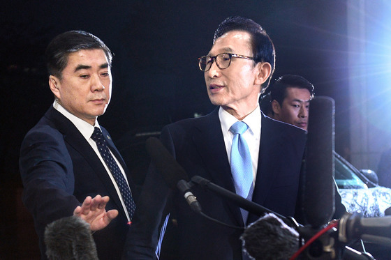 이명박 전 대통령은 지난 20일 검찰의 구속영장 청구 이후 법원의 판단을 기다리고 있다. 지난 15일 새벽 이 전 대통령이 21시간에 걸친 조사를 마치고 서울중앙지검을 나서고 있다. [임현동 기자]