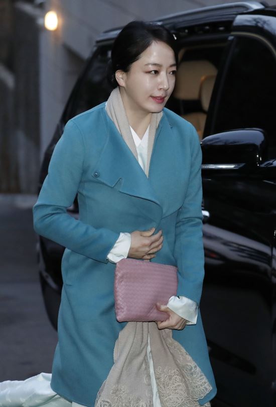 노현정 전 아나운서가 고 정주영 현대그룹 명예회장 17주기 추도식에 참석하기 위해 20일 서울 용산구 한남동 정몽구 현대자동차그룹 회장 자택으로 들어서고 있다. 뉴시스