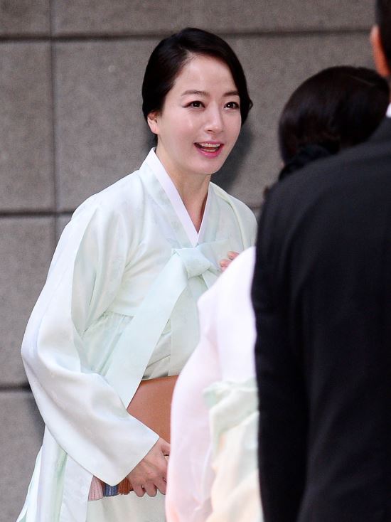 정대선 현대 비에앤씨 사장의 부인 노현정 전 아나운서가 고 변중석 여사 10주기 기일을 하루 앞둔 지난해 8월 16일 오후 서울 용산구 한남동 정몽구 회장 자택으로 들어서고 있다.