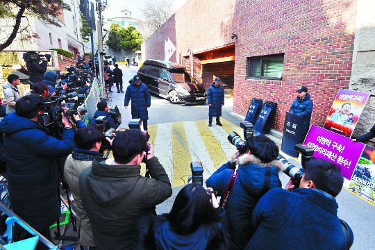 서울 강남구 논현동 이명박 전 대통령의 자택 안으로 22일 검은색 승합차가 들어가자 사진기자들이 카메라로 촬영하고 있다. 자택 앞에선 이 전 대통령 구속을 촉구하는 1인 시위도 이어졌다. 이병주 기자