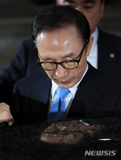 【서울=뉴시스】박주성 기자 = 뇌물수수와 직권남용, 대통령기록물관리법 위반, 횡령·배임 등의 혐의를 받고 있는 이명박 전 대통령이 지난 15일 오전 피의자 조사를 마치고 서울 서초구 서울중앙지검을 나서고 있다. 2018.03.15.  photo@newsis.com