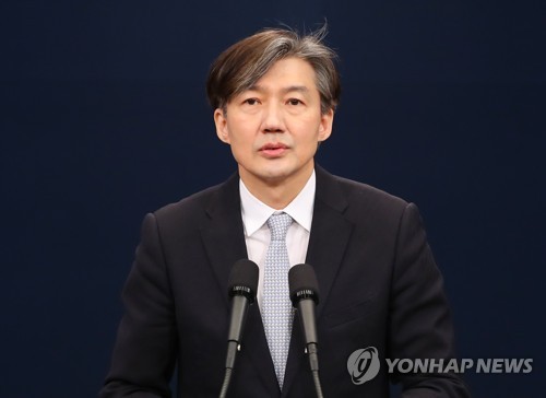 조국, 대통령 헌법 개정안 '지방분권·경제부분' 브리핑 (서울=연합뉴스) 황광모 기자 = 청와대 조국 민정수석이 21일 오전 춘추관 대브리핑실에서 문재인 대통령이 발의할 개헌안 중 '지방분권'과 '경제부분' 브리핑을 하고 있다. 2018.3.21      hkmpooh@yna.co.kr