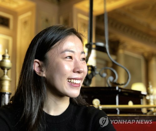 활짝 웃는 발레리나 박세은 (파리=연합뉴스) 김용래 특파원 = 프랑스 국립 파리오페라발레단 제1무용수(프르미에르 당쇠즈·premiere danseuse)인 발레리나 박세은이 최근 드라마 발레 '오네긴'의 여주인공인 '타티아나' 역을 맡아 열연했다. 사진은 2월 초부터 이달 초까지 한달간 파리 팔레 가르니에에서 오네긴 공연을 마친 박세은이 지난 20일(현지시간) 파리 시내의 한 카페에서 연합뉴스와 인터뷰하는 모습. 2018.3.22 yonglae@yna.co.kr