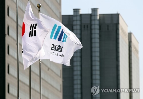 (서울=연합뉴스) 임헌정 기자 = 이명박 전 대통령 구속 전 피의자심문(영장실질심사)을 앞둔 20일 서울 서초구 대검찰청 깃발 뒤로 중앙지검(왼쪽)과 중앙지법 청사가 보이고 있다. 2018.3.20  kane@yna.co.kr