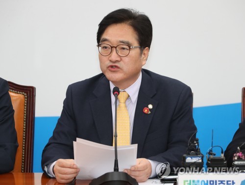 우원식 "한국, 야4당개헌협의체 얄팍 속셈…즉각 협상해야" (서울=연합뉴스) 백승렬 기자 = 더불어민주당 우원식 원내대표가 22일 국회에서 열린 정책조정회의에서 자유한국당이 제안한 야4당 개헌협의체 구성 제안을 비판하며, 조건없는 즉각 협상 시작을 역제안하고 있다.     srbaek@yna.co.kr