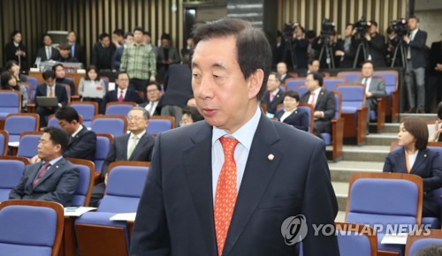 단상으로 나가는 김성태 원내대표 (서울=연합뉴스) 백승렬 기자 = 자유한국당 김성태 원내대표가 22일 국회에서 열린 개헌의원총회에서 인사말을 하기 위해 단상으로 나가고 있다.     srbaek@yna.co.kr