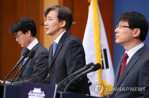 대통령 개헌안 3차 발표 (서울=연합뉴스) 김주성 기자 = 청와대 조국 민정수석(가운데)이 22일 오전 청와대 춘추관에서 선거제도 개혁, 정부 형태, 사법제도, 헌법재판제도 등 문재인 대통령이 발의한 개헌안을 설명하고 있다. 왼쪽부터 진성준 정무기획비서관, 조국 민정수석, 김형언 법무비서관. 2018.3.22 utzza@yna.co.kr