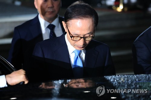 [MB소환] 검찰 조사 마친 MB...21시간만에 귀가 (서울=연합뉴스) 임헌정 기자 = 검찰 조사를 마친 이명박 전 대통령이 15일 오전 서초동 서울중앙지검에서 나와 차에 타고 있다. 2018.3.15      kane@yna.co.kr