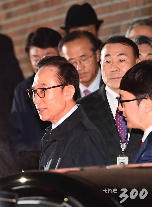 구속영장이 확정된 이명박 전 대통령이 22일 오후 서울 논현동 자택에서 검찰 수송차량으로 향하고 있다.