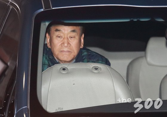 뇌물수수 등의 혐의를 받고 있는 이명박 전 대통령에 대한 구속 여부 서류 심사가 진행중인 22일 저녁 이재오 전 의원이 서울 강남구 논현동 이 전 대통령 자택으로 승합차를 타고 들어가고 있다. 2018.3.22./뉴스1  <저작권자 © 뉴스1코리아, 무단전재 및 재배포 금지>