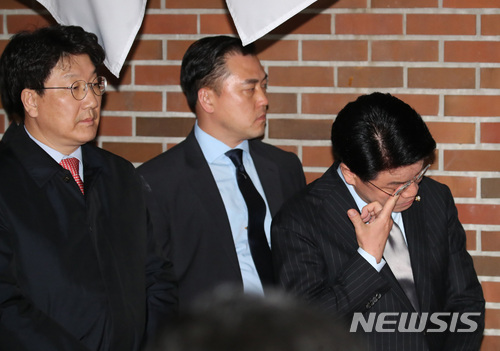 【서울=뉴시스】김진아 기자 = 구속영장이 발부된 이명박 전 대통령이 22일 오후 이 전 대통령의 서울 논현동 자택에서 나와 서울 동부 구치소로 이동하기 위해 자택을 나서기 전 측근들이 배웅하기 위해 기다리고 있다. 2018.03.22.   bluesoda@newsis.com  <저작권자ⓒ 공감언론 뉴시스통신사. 무단전재-재배포 금지.>