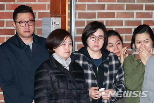 【서울=뉴시스】김진아 기자 = 뇌물수수 등의 혐의로 구속영장이 발부된 이명박 전 대통령의 아들 시형 씨와 측근들이 23일 오전 서울 강남구 논현동 자택 앞에서 울먹이고 있다. 2018.03.23.  photo@newsis.com