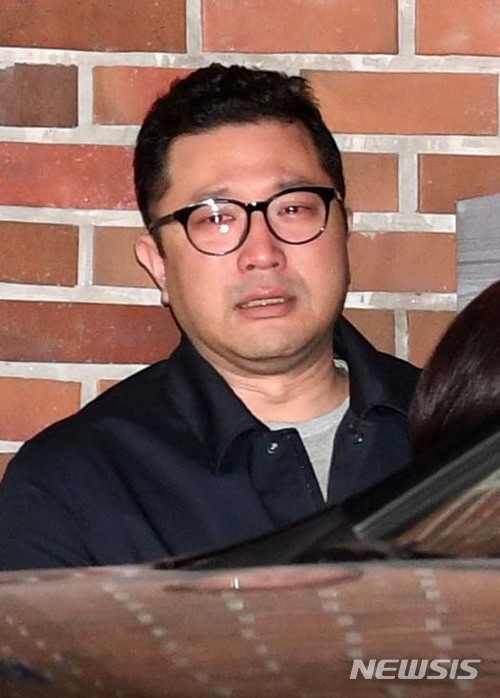 【서울=뉴시스】김진아 기자 = 뇌물수수 등의 혐의로 구속영장이 발부된 이명박 전 대통령의 아들 시형 씨가 23일 오전 서울 강남구 논현동 자택 앞에서 울먹이고 있다. 2018.03.23.  photo@newsis.com